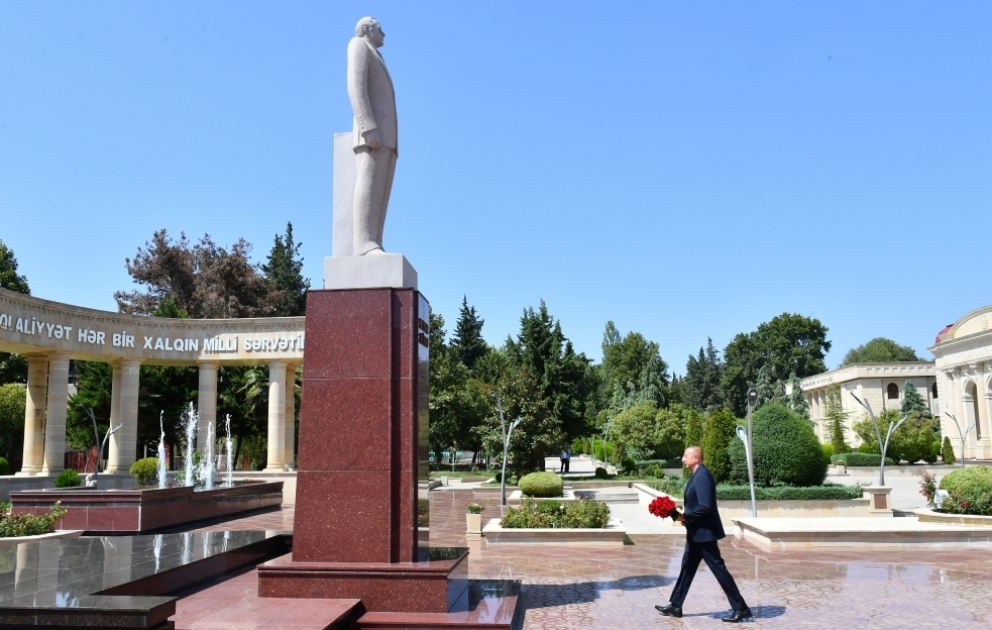 Le président Ilham Aliyev se recueille devant la statue d’Heydar Aliyev