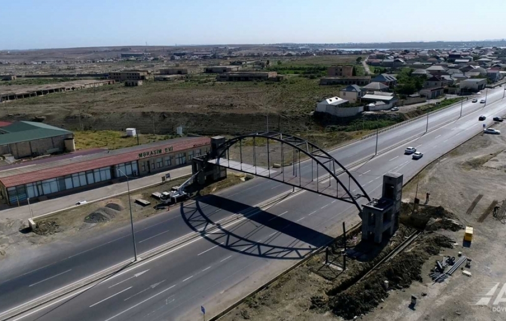 Yerüstü piyada keçidlərinin tikintisi davam edir