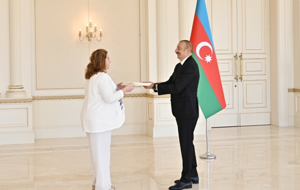 Prezident İlham Əliyev Argentinanın Azərbaycanda yeni təyin olunan səfirinin etimadnaməsini qəbul edib