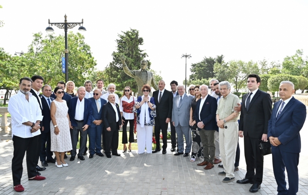 Bakının Dənizkənarı Milli Parkında dünyaşöhrətli müğənni Müslüm Maqomayevin abidəsinin açılışı olub 
Prezident İlham Əliyev və birinci xanım Mehriban Əliyeva açılışda iştirak ediblər
