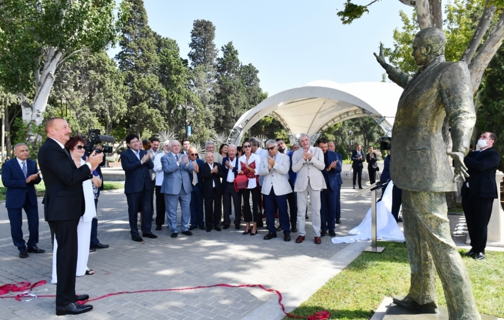 Statue of world-renowned singer Muslum Magomayev unveiled at Baku Seaside National Park 
President Ilham Aliyev and First Lady Mehriban Aliyeva attended unveiling ceremony