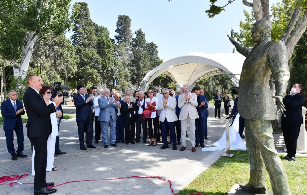 In Baku ein Denkmal des weltberühmten Sängers Muslim Magomaev enthüllt 
Präsident Ilham Aliyev und First Lady Mehriban Aliyeva nehmen an Enthüllungszeremonie teil