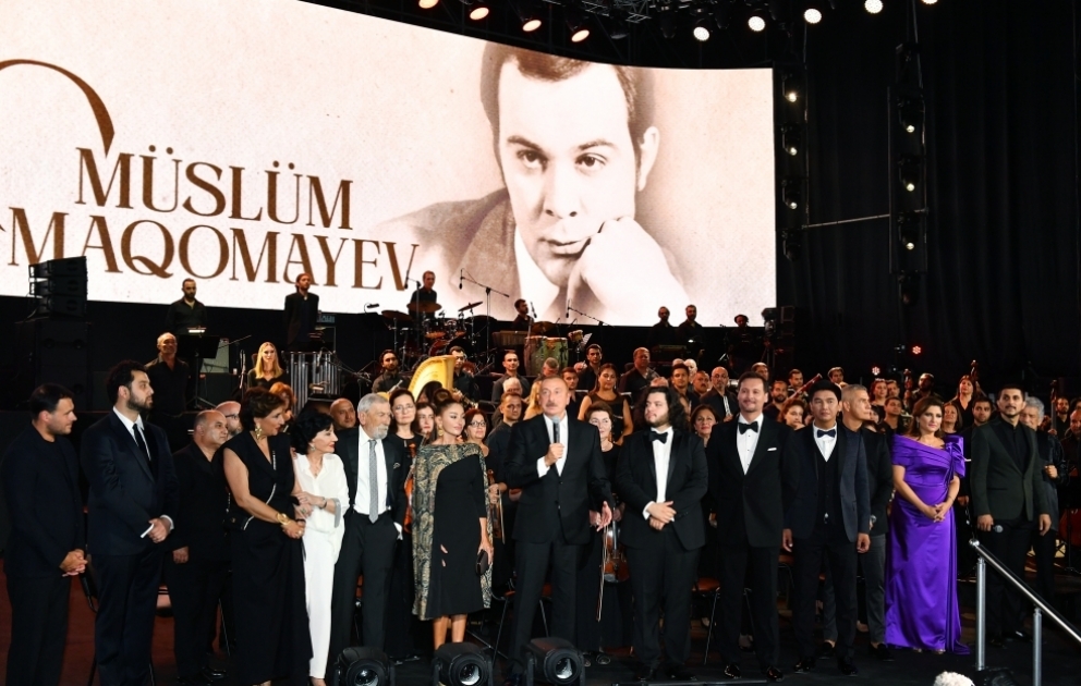 Heydər Əliyev Fondunun təşkilatçılığı ilə dünyaşöhrətli müğənni Müslüm Maqomayevin xatirə gecəsi keçirilib 
Prezident İlham Əliyev və birinci xanım Mehriban Əliyeva tədbirdə iştirak ediblər