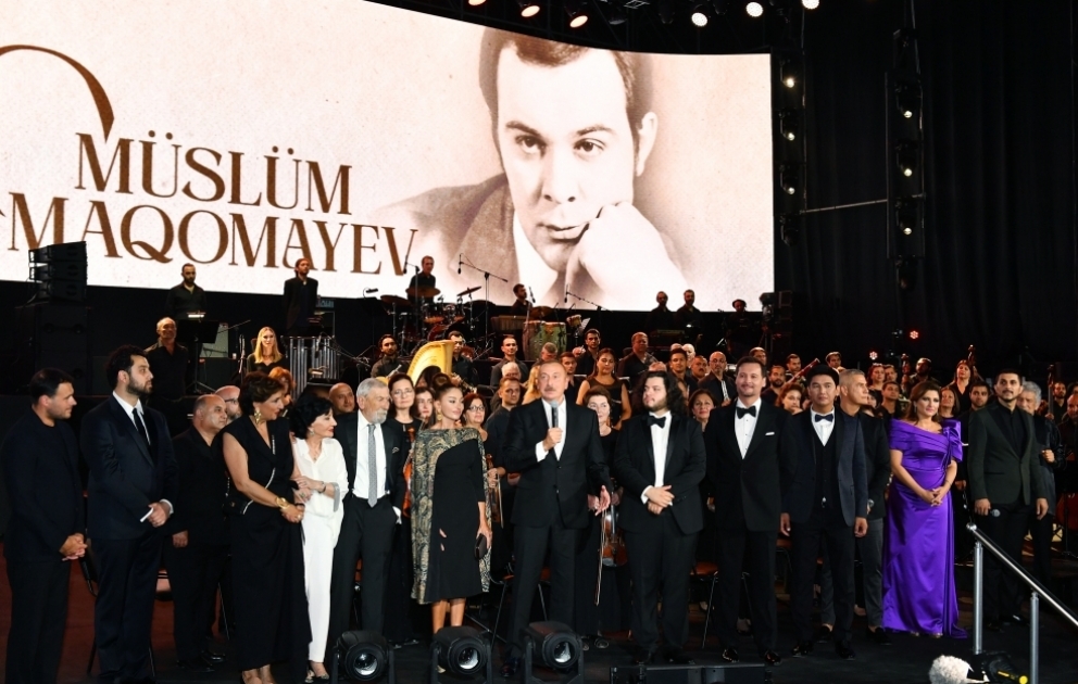 Abend zum Andenken an weltberühmten Sänger Muslim Magomaev 
Präsident Ilham Aliyev und First Lady Mehriban Aliyeva nahmen am Abend teil