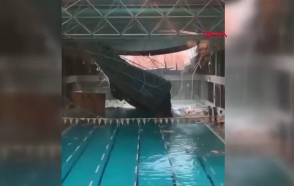 İstanbulda idman salonunun damı çöküb
