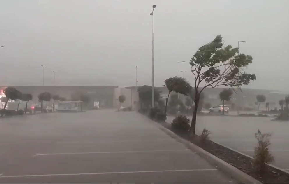 Korsikada fırtına nəticəsində 45 min ev işıqsız qalıb, ölənlər var