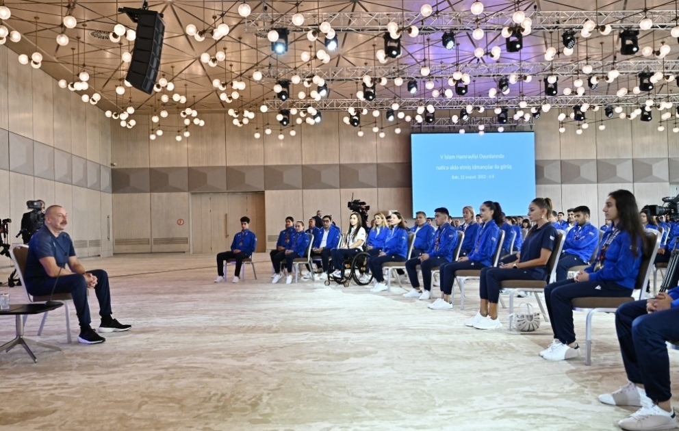 Präsident Ilham Aliyev und First Lady Mehriban Aliyeva treffen sich mit den Athleten, die bei den Islamischen Spielen der Solidarität Medaillen gewonnen haben