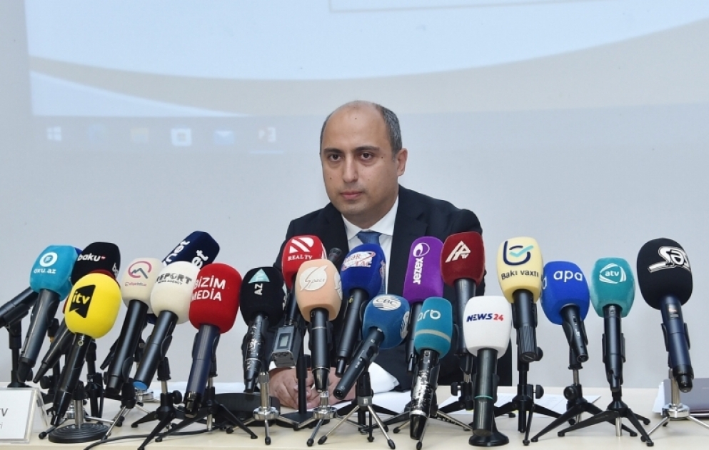 Emin Əmrullayev: 865 məktəb direktorunun, 2343 direktor müavininin vəzifə maaşına əlavələr veriləcək