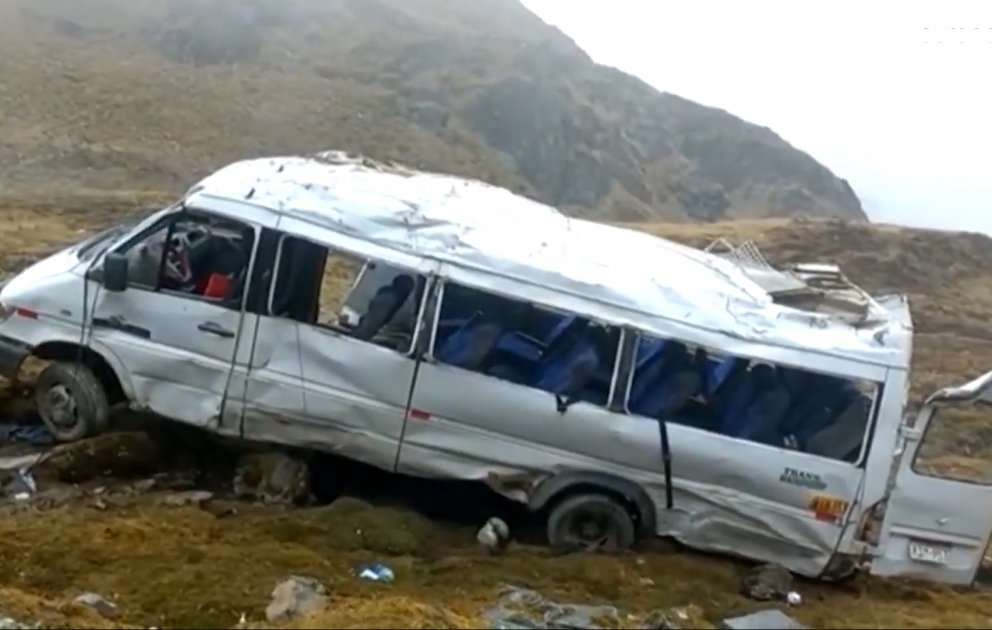 Peruda turistləri daşıyan mikroavtobus dərəyə yuvarlanıb