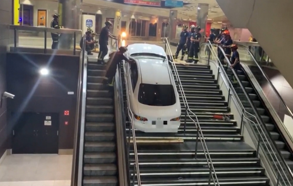 Gestohlenes Auto steckt in Madrider Metro-Station fest