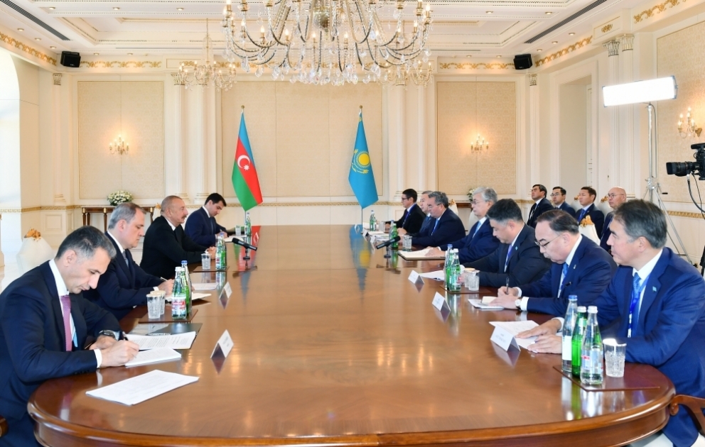 Les présidents azerbaïdjanais et kazakh ont un entretien élargi aux délégations