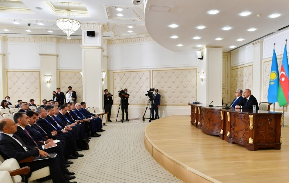 Les présidents azerbaïdjanais et kazakh font des déclarations à la presse