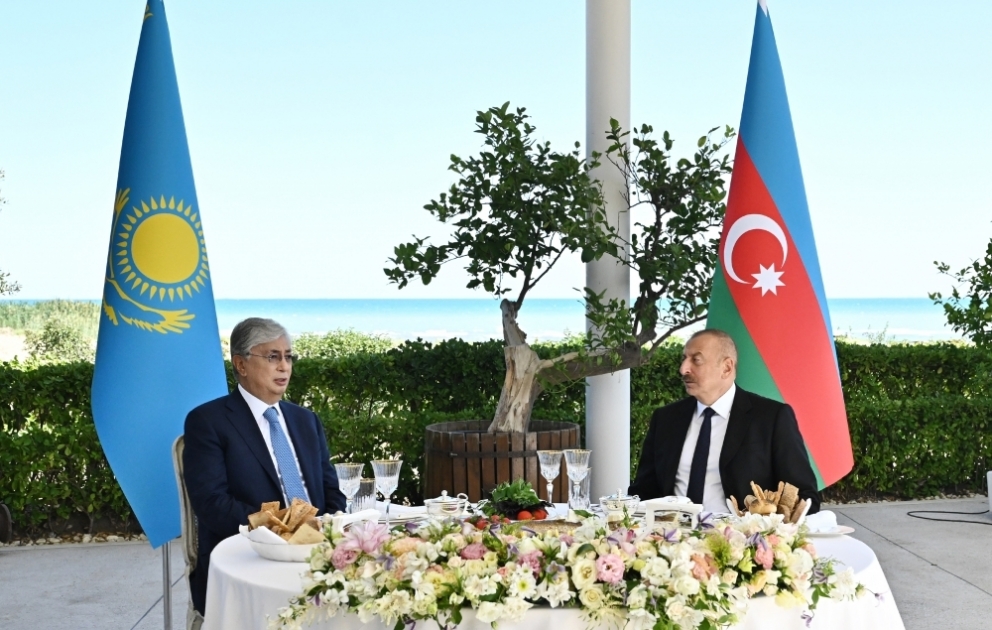 Präsident Ilham Aliyev gibt Gastmahl zu Ehren von seinem kasachischen Amtskollegen
