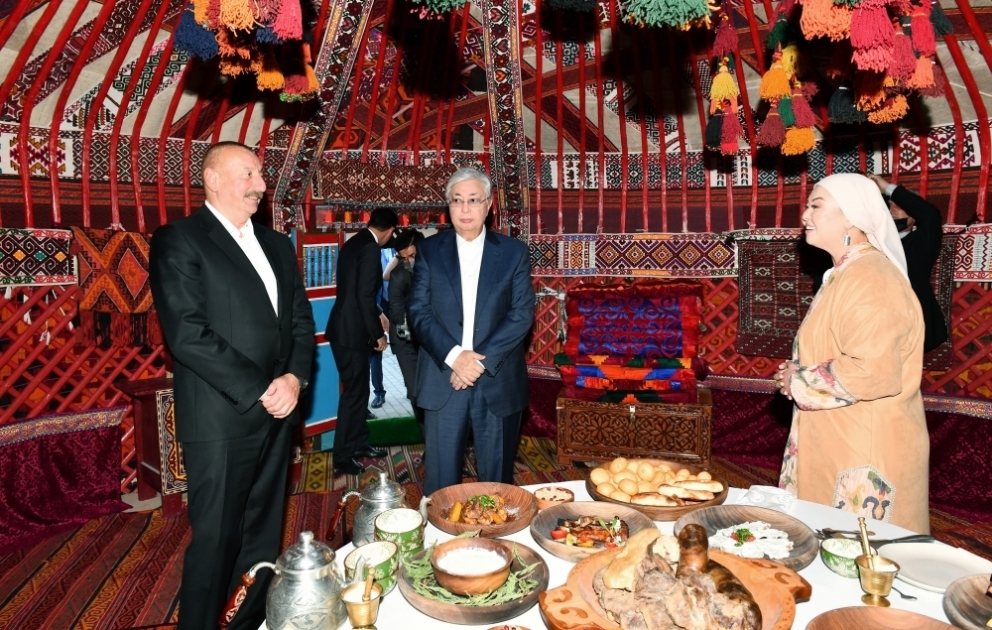 Les présidents azerbaïdjanais et kazakh visitent la Yourte kazakhe montée dans le Parc national en bord de mer à Bakou