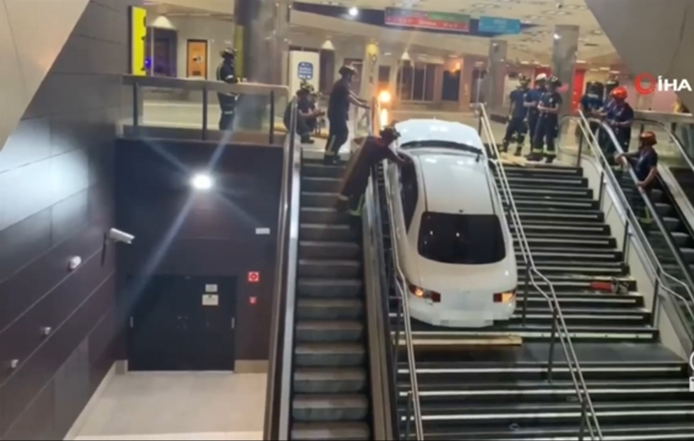 İspaniyada cinayətkar oğurladığı avtomobillə metroya daxil oldu