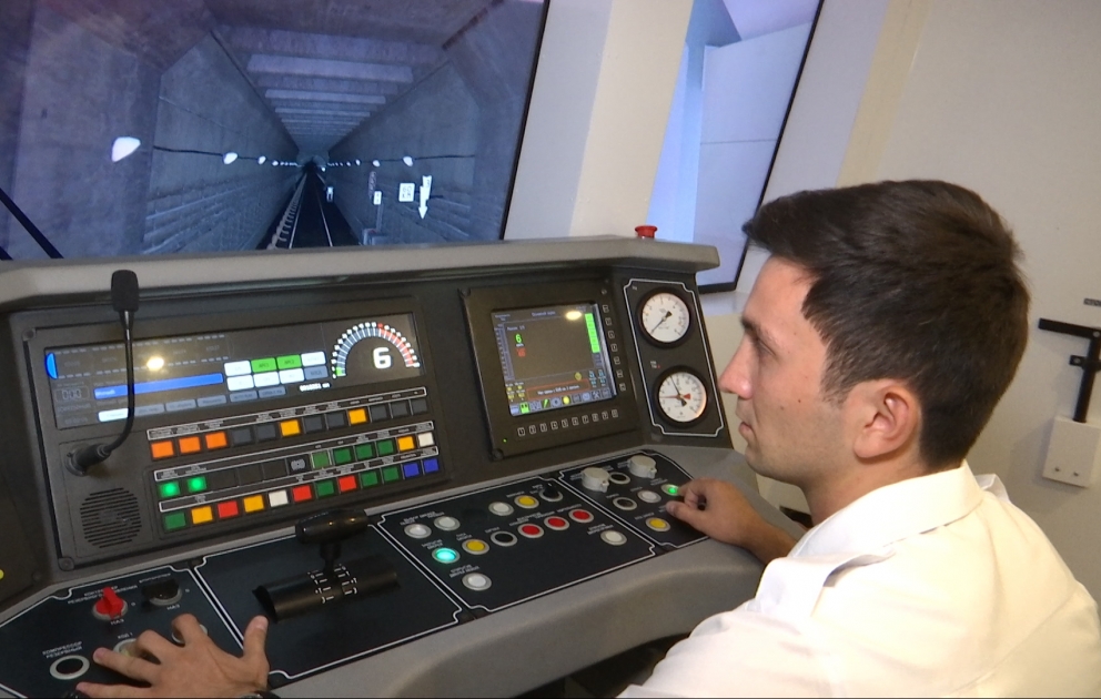 Metro qatarlarının maşinisti peşəsi necə öyrədilir? REPORTAJ