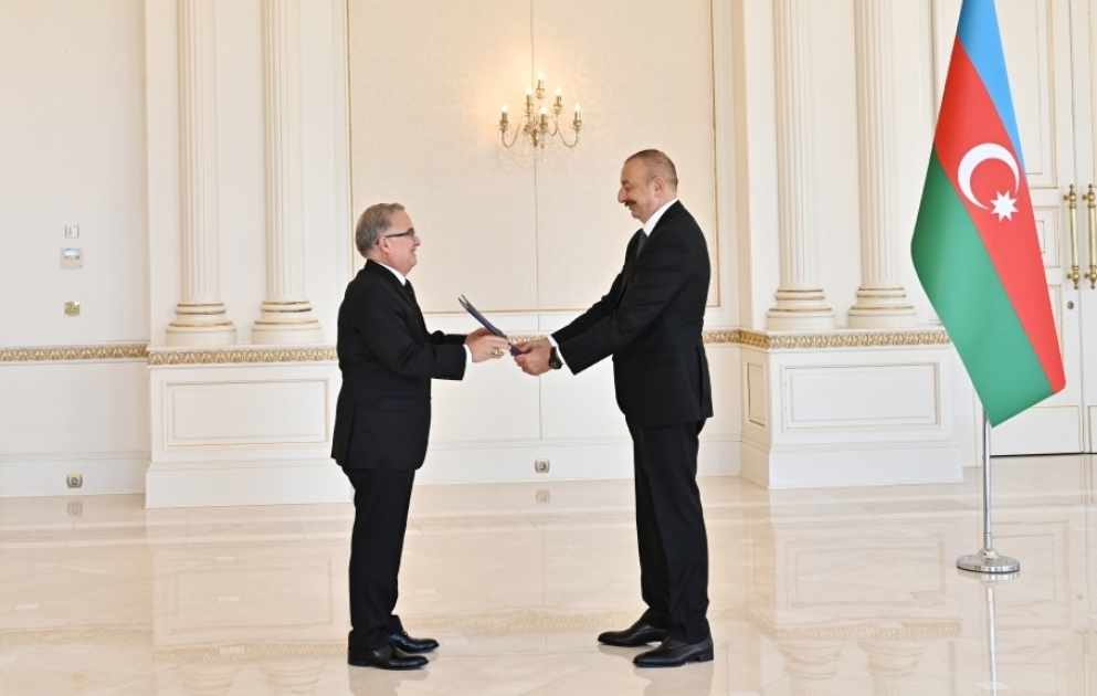Präsident Ilham Aliyev empfängt neuen Botschafter von Dominica zur Entgegennahme seines Beglaubigungsschreibens