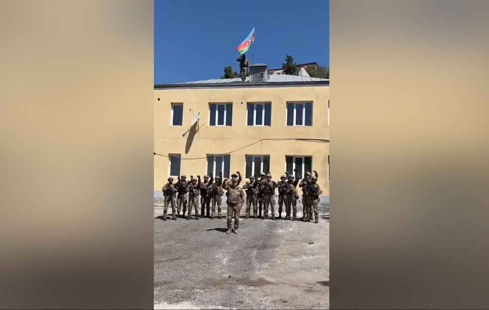 Aserbaidschanische Flagge in der Stadt Latschin gehisst