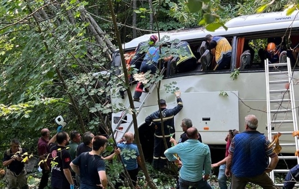 Türkiyədə turistləri daşıyan avtobus qəzaya uğrayıb, ölən və yaralananlar var