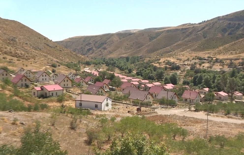 Verteidigungsministerium veröffentlicht Video aus dem Dorf Zabukh im Rayon Latschin