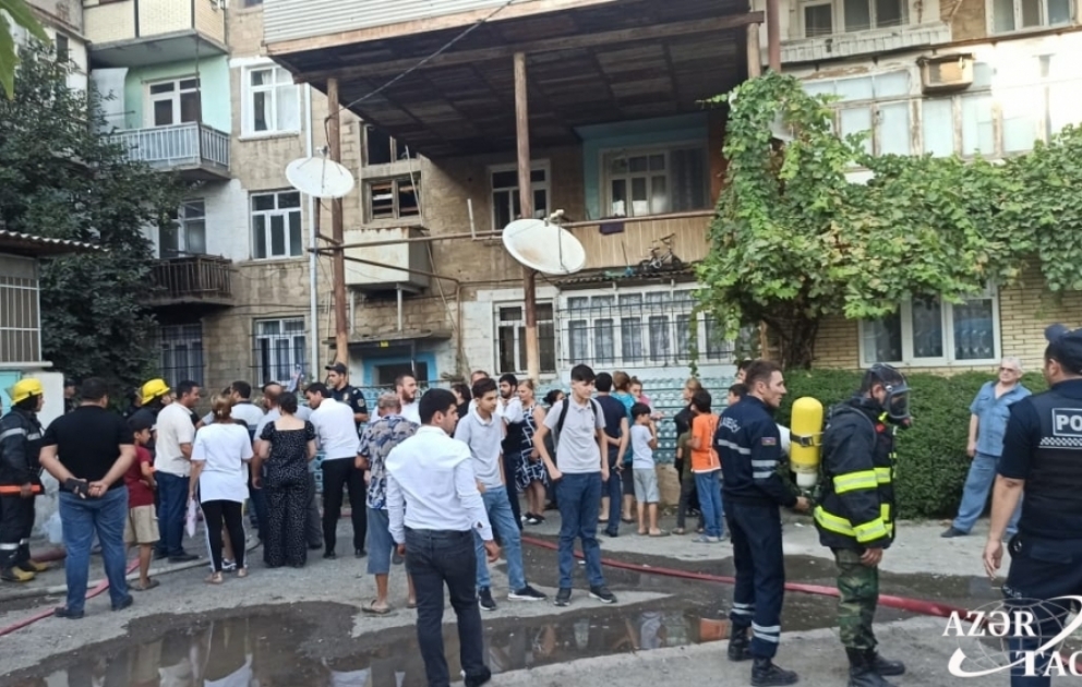 Gəncədə yaşayış binasında yanğın baş verib, 20 nəfər təxliyə olunub