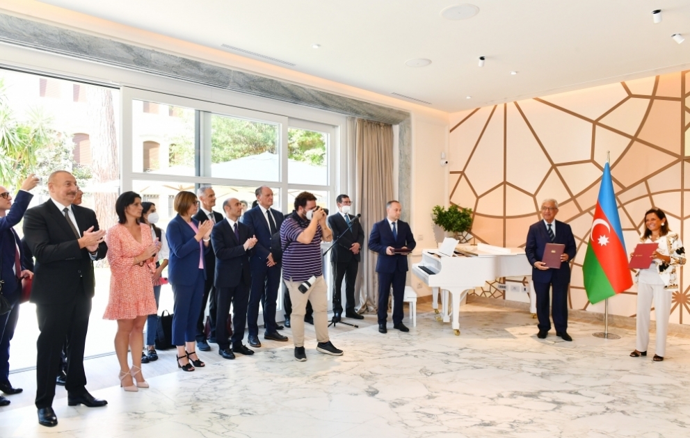Cérémonie d'échange de documents signés à l’occasion de la création de l'Université italo-azerbaïdjanaise à Rome 
Le président azerbaïdjanais Ilham Aliyev participe à la cérémonie