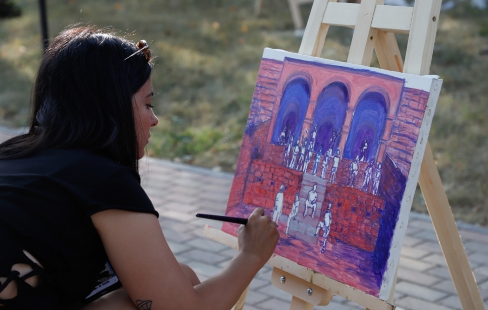 Alisia Lunyo: Şuşanı təsvir edərkən əlvan rənglərdən istifadə etmişəm