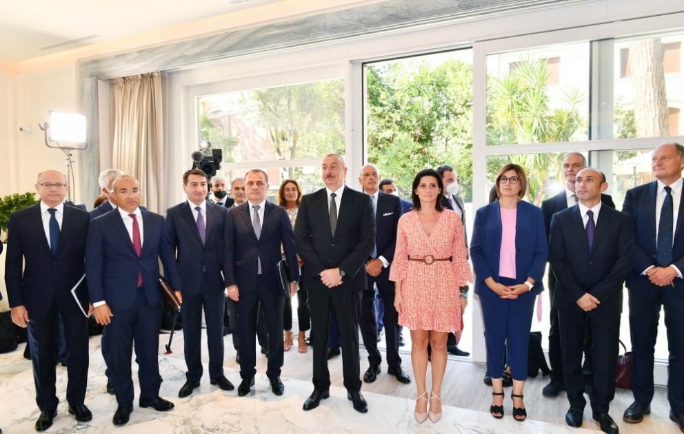 Romada İtaliya-Azərbaycan Universitetinin yaradılması ilə əlaqədar imzalanmış sənədlərin mübadiləsi mərasimi keçirilib 
Prezident İlham Əliyev mərasimdə iştirak edib