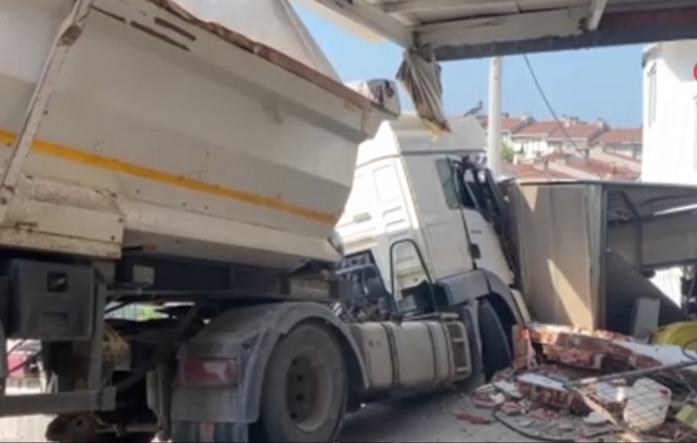 Park edilən yük maşını sürüşərək avtomobilləri və yaşayış evlərini yararsız hala saldı