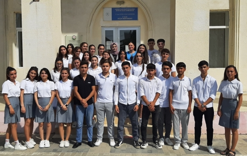 Astara şəhər 1 nömrəli tam orta məktəbdə eyni sinfin bütün məzunları tələbə adını qazanıblar