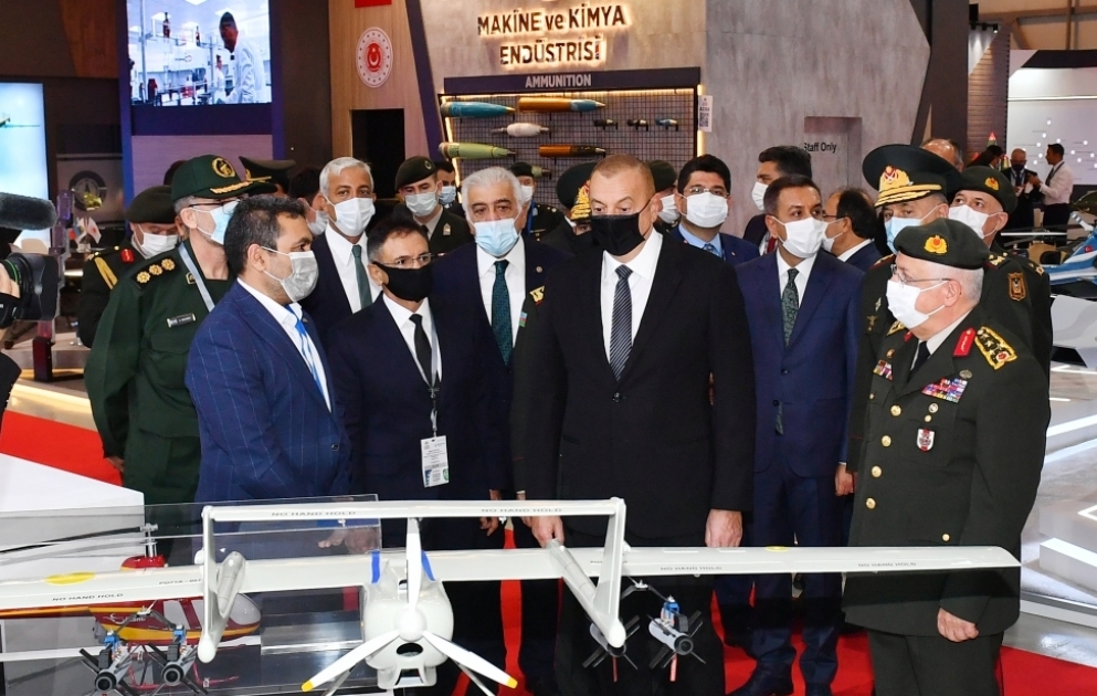 Le président de la République visite les salons ADEX 2022 et Securex Caspian 2022