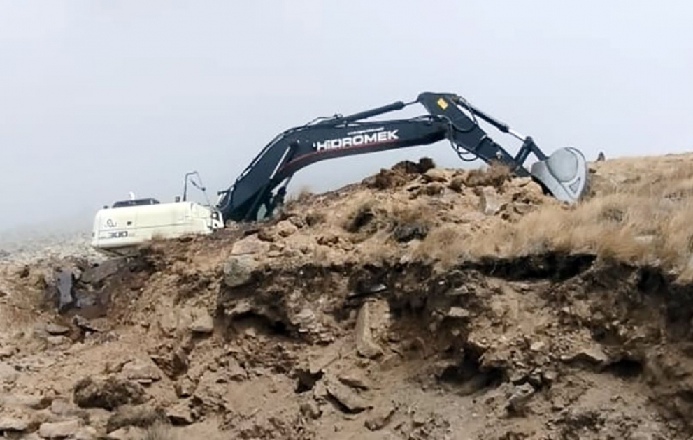Laçında mülki şirkətə məxsus ekskavator atəşə tutulub
