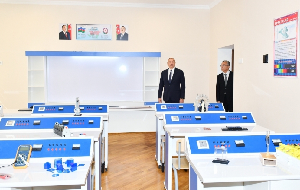 Prezident İlham Əliyev Bakının Nəsimi rayonunda yeni korpusu tikilən 35 saylı tam orta məktəbdə yaradılan şəraitlə tanış olub