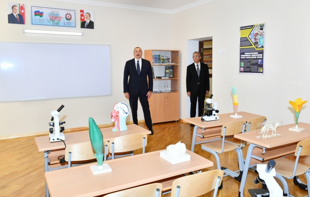 Le président Ilham Aliyev visite un nouveau bâtiment scolaire dans l’arrondissement Nassimi de Bakou