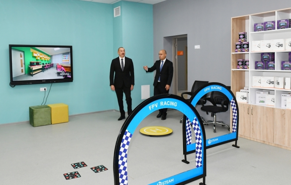 Prezident İlham Əliyev Saray qəsəbəsində yeni inşa edilən 2 saylı məktəbdə yaradılan şəraitlə tanış olub