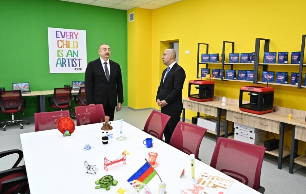 Präsident Ilham Aliyev besucht neu gebaute Schule Nr. 2 in der Siedlung Saray im Bezirk Abscheron von Baku