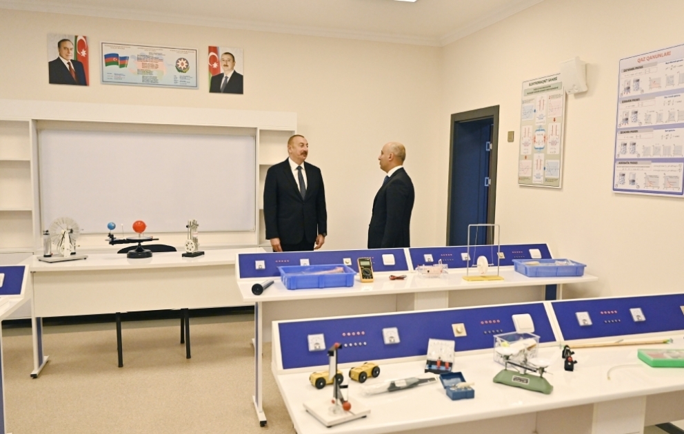 Präsident Ilham Aliyev macht sich mit neuem Schulgebäude im Stadtbezirk Binagadi vertraut