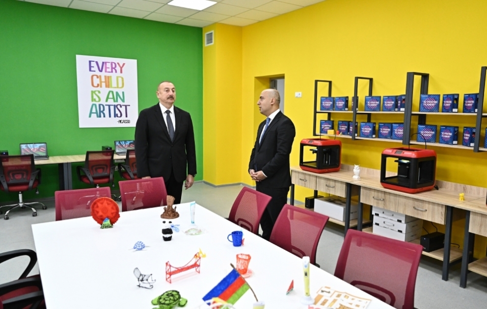 Le président Ilham Aliyev visite une nouvelle école dans le bourg de Saraï