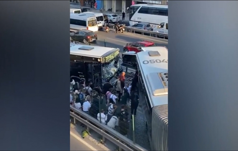 İstanbulda metrobuslar toqquşdu
