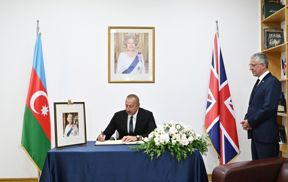 Prezident İlham Əliyev Böyük Britaniyanın Azərbaycandakı səfirliyində olub, Kraliça II Elizabetin vəfatı ilə əlaqədar başsağlığı verib