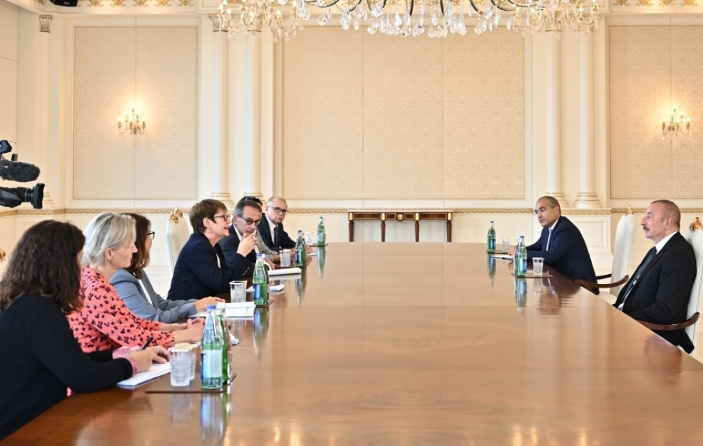 Präsident Ilham Aliyev empfängt Delegation um EBRD-Präsidentin