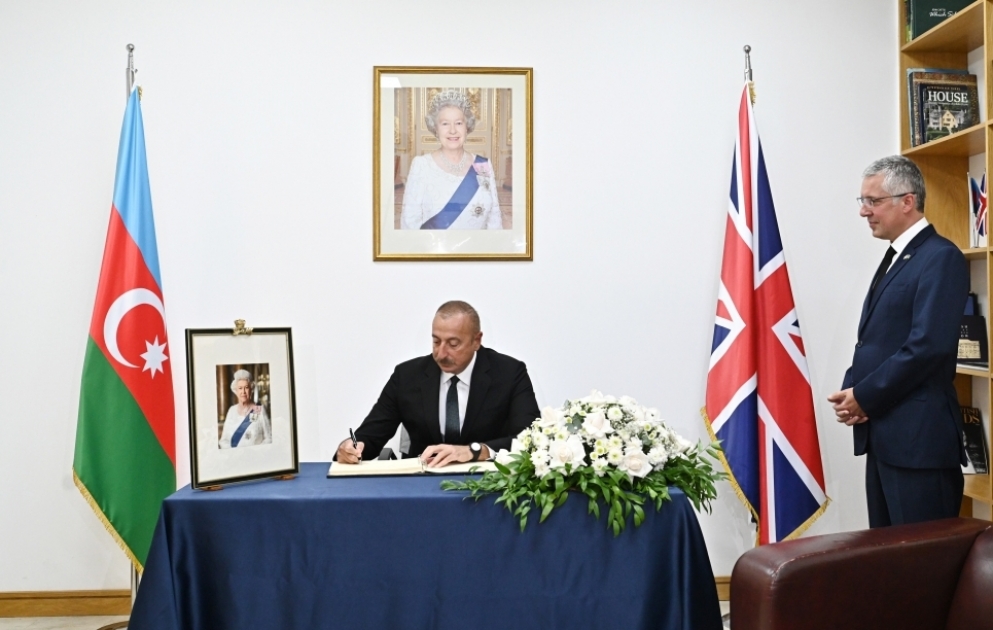 Nach dem Tod von Königin Elizabeth II. besucht Präsident Ilham Aliyev britische Botschaft in Aserbaidschan