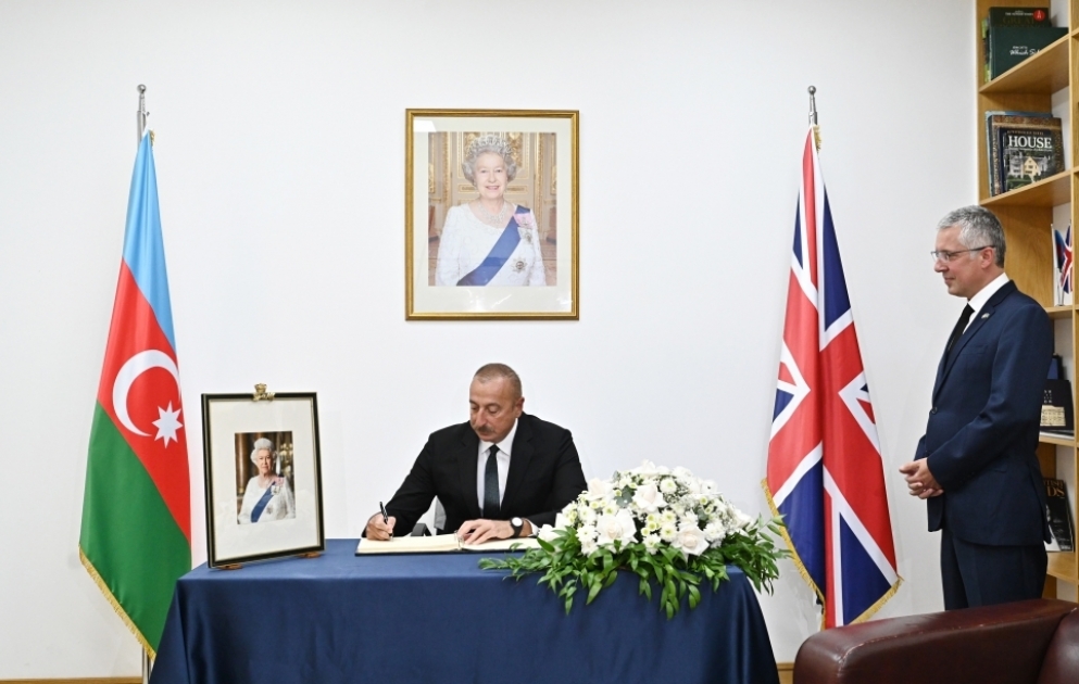 Le président de la République rend visite à l’ambassade de Grande-Bretagne en Azerbaïdjan à la suite du décès de la reine Elisabeth II