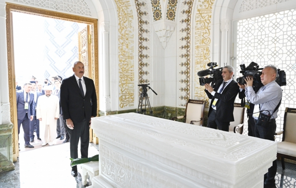 Президент Азербайджана Ильхам Алиев посетил мавзолей Первого Президента Ислама Каримова в Самарканде