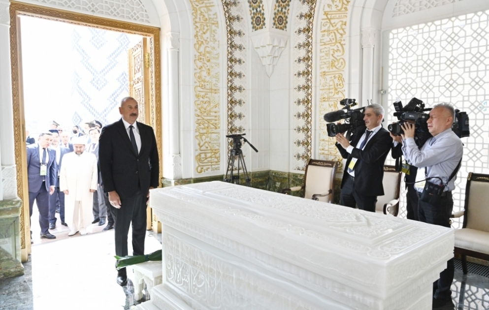 President Ilham Aliyev visited memorial complex of first President of Uzbekistan Islam Karimov