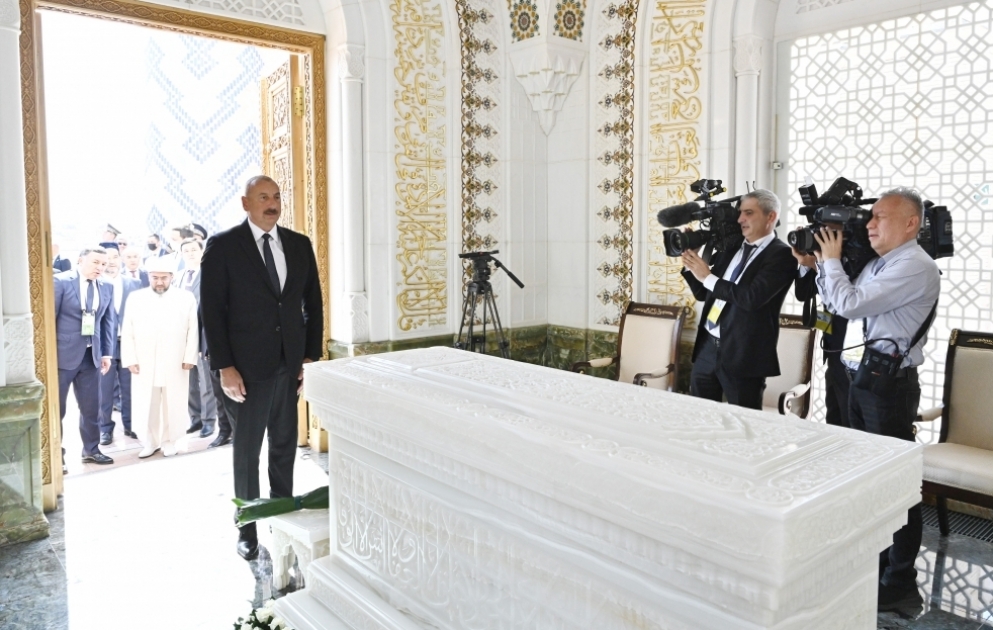 Azərbaycan Prezidenti İlham Əliyev Özbəkistanın birinci Prezidenti İslam Kərimovun məqbərəsini ziyarət edib