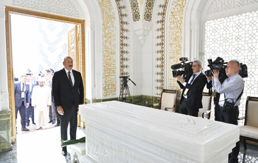 Präsident Ilham Aliyev besucht das Mausoleum des ersten usbekischen Präsidenten Islam Karimov