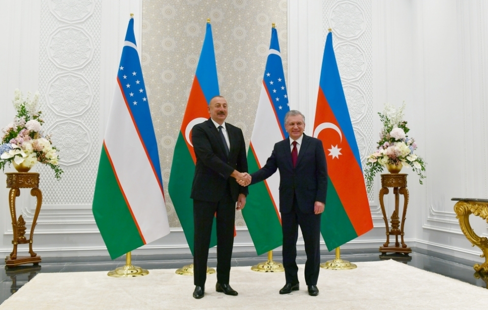 Präsident von Aserbaidschan, Ilham Aliyev, trifft seinen usbekischen Amtskollegen Shavkat Mirziyoyev in Samarkand
