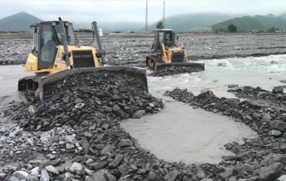 Şəkidə torpaq kanal beton üzlüyə alınır