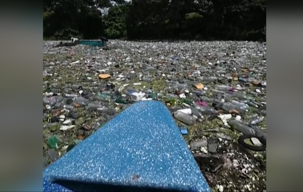 Salvadorda çoxrəngli plastik gölü